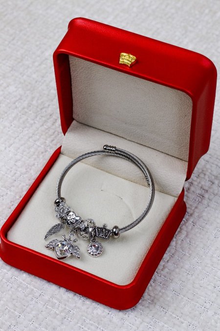 اساور ب تصاميم مميزة