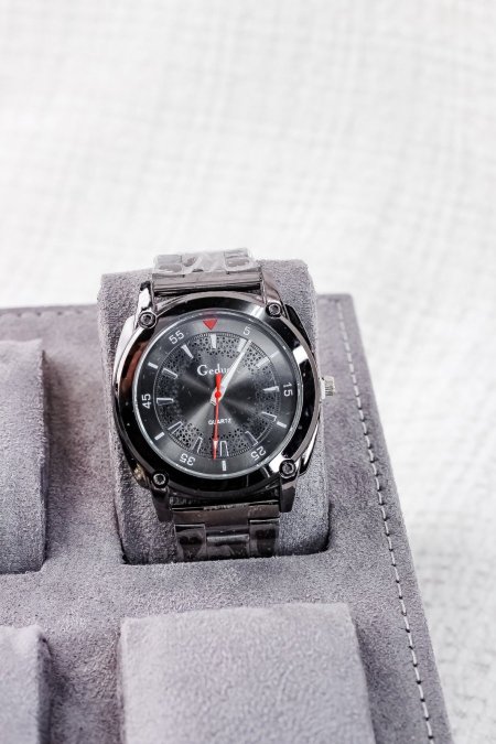 ساعات انيقة