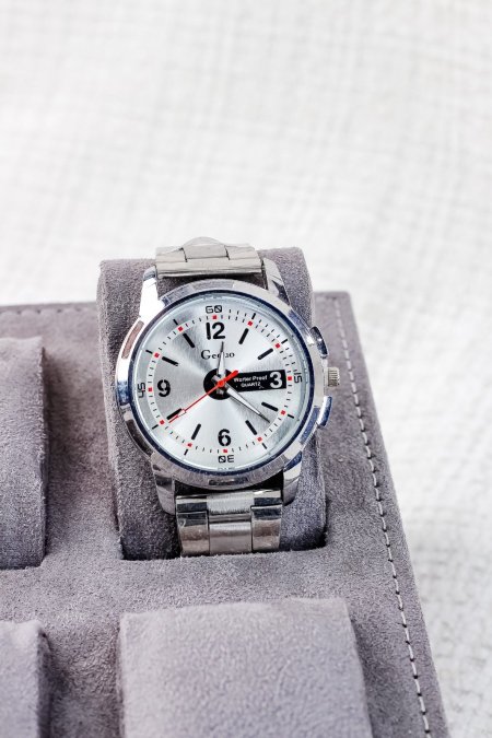 ساعات انيقة