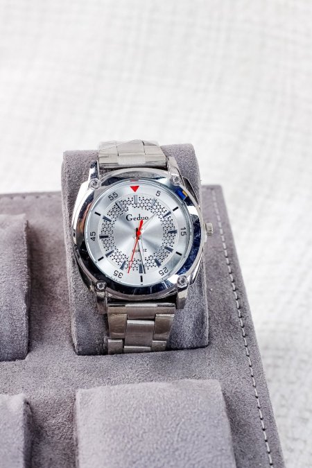 ساعات انيقة