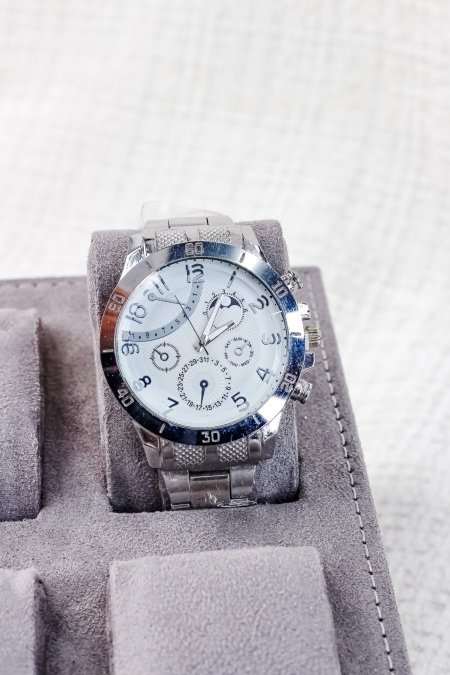 ساعات انيقة